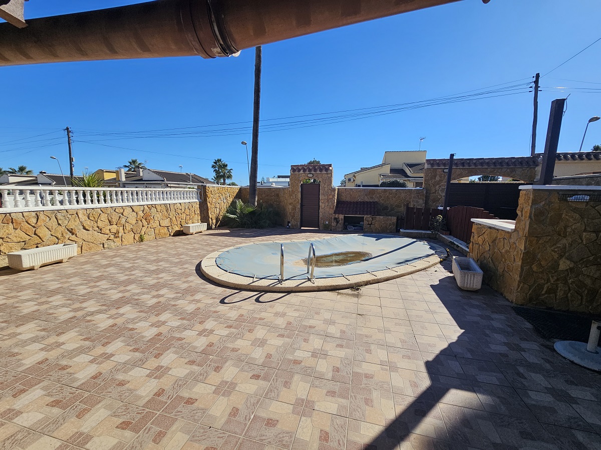 UPEA PARITALOHUVILA OMALLA UIMA-ALTAALLA LOS BALCONESISSA, TORREVIEJASSA