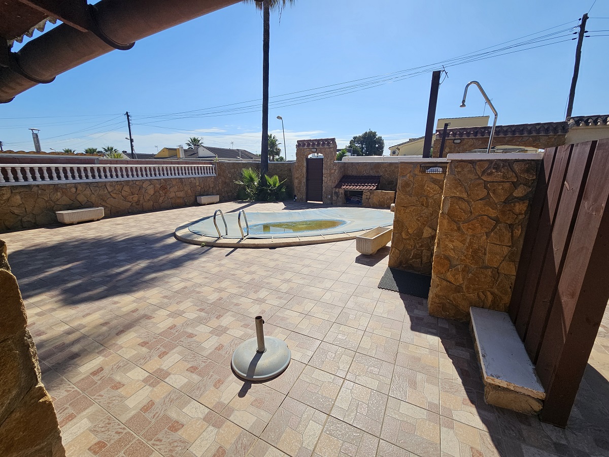 UPEA PARITALOHUVILA OMALLA UIMA-ALTAALLA LOS BALCONESISSA, TORREVIEJASSA