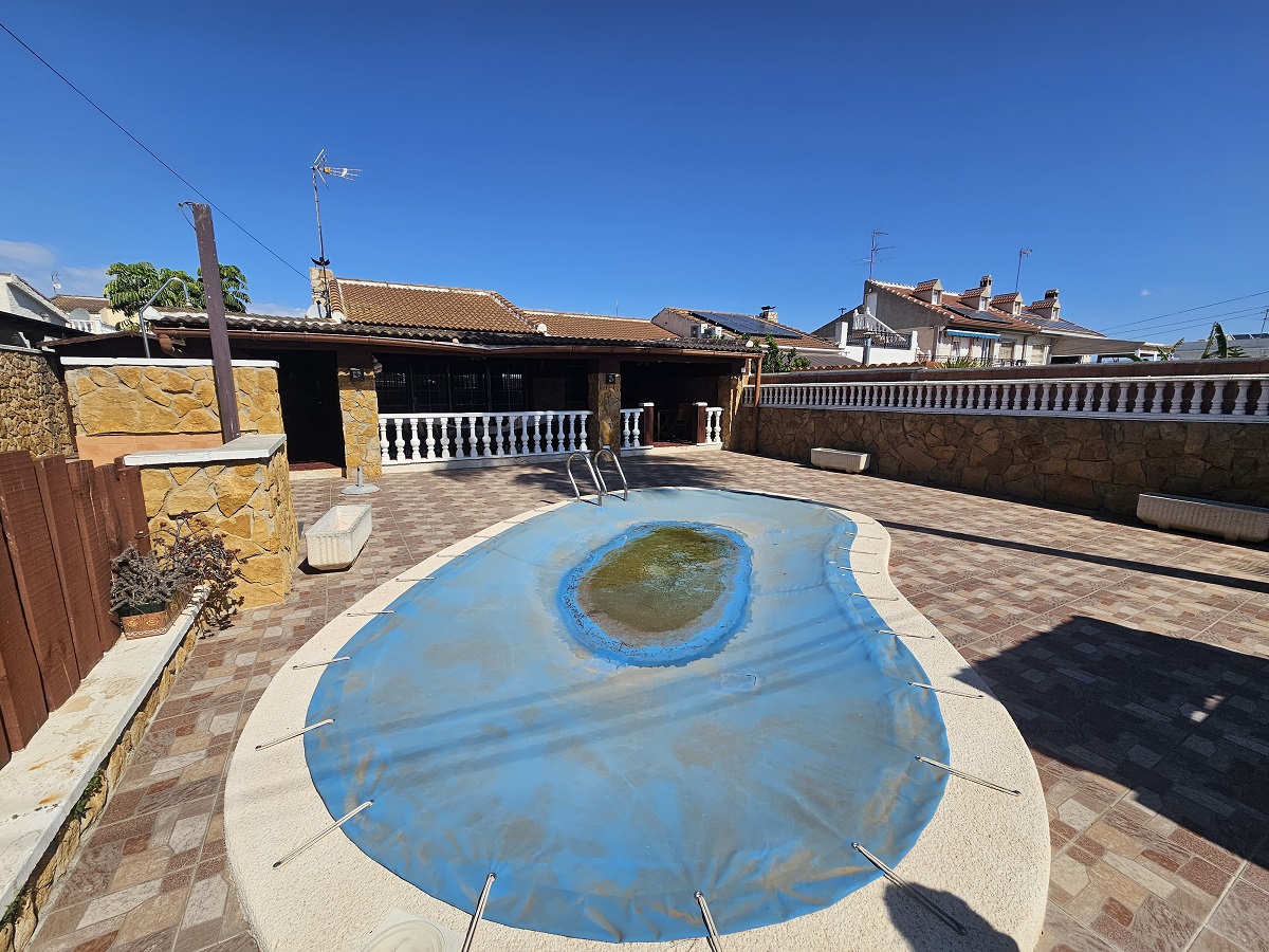 UPEA PARITALOHUVILA OMALLA UIMA-ALTAALLA LOS BALCONESISSA, TORREVIEJASSA