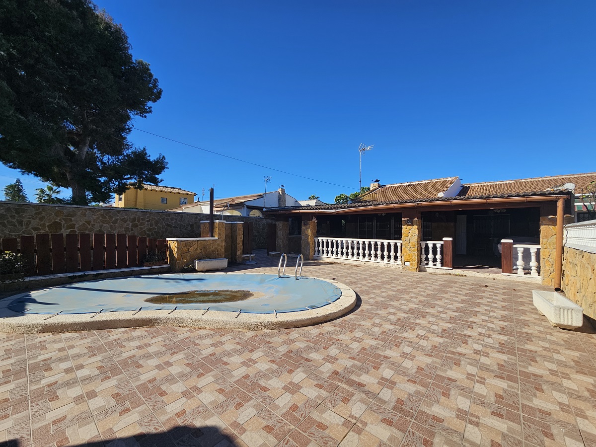 UPEA PARITALOHUVILA OMALLA UIMA-ALTAALLA LOS BALCONESISSA, TORREVIEJASSA