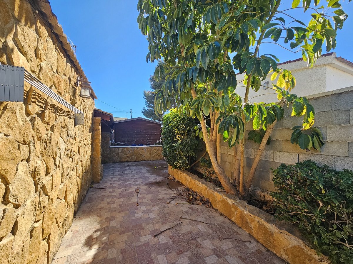 UPEA PARITALOHUVILA OMALLA UIMA-ALTAALLA LOS BALCONESISSA, TORREVIEJASSA
