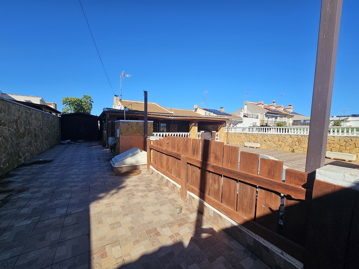 UPEA PARITALOHUVILA OMALLA UIMA-ALTAALLA LOS BALCONESISSA, TORREVIEJASSA
