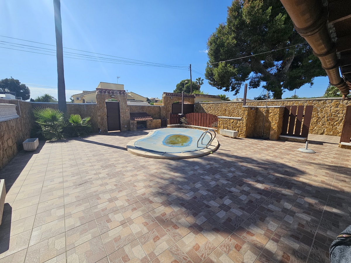 UPEA PARITALOHUVILA OMALLA UIMA-ALTAALLA LOS BALCONESISSA, TORREVIEJASSA