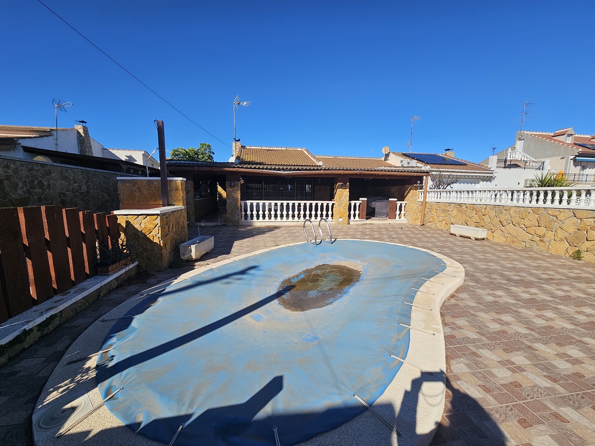 UPEA PARITALOHUVILA OMALLA UIMA-ALTAALLA LOS BALCONESISSA, TORREVIEJASSA