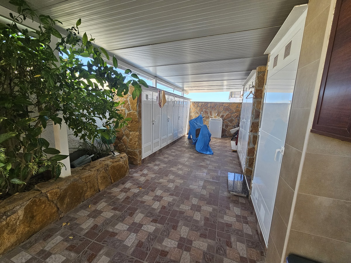 UPEA PARITALOHUVILA OMALLA UIMA-ALTAALLA LOS BALCONESISSA, TORREVIEJASSA