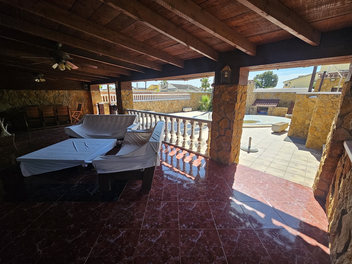 UPEA PARITALOHUVILA OMALLA UIMA-ALTAALLA LOS BALCONESISSA, TORREVIEJASSA
