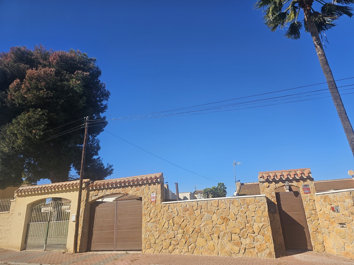 UPEA PARITALOHUVILA OMALLA UIMA-ALTAALLA LOS BALCONESISSA, TORREVIEJASSA