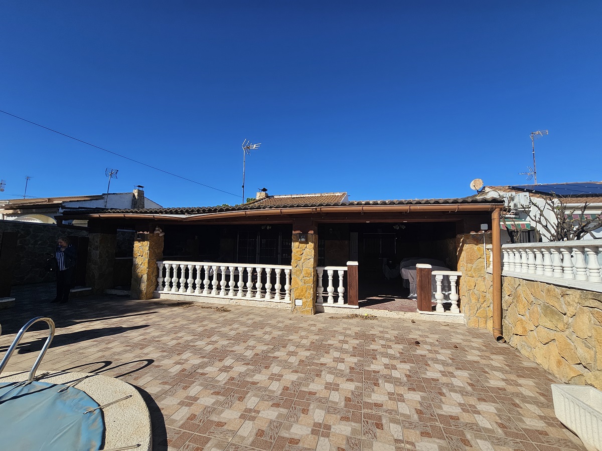 UPEA PARITALOHUVILA OMALLA UIMA-ALTAALLA LOS BALCONESISSA, TORREVIEJASSA