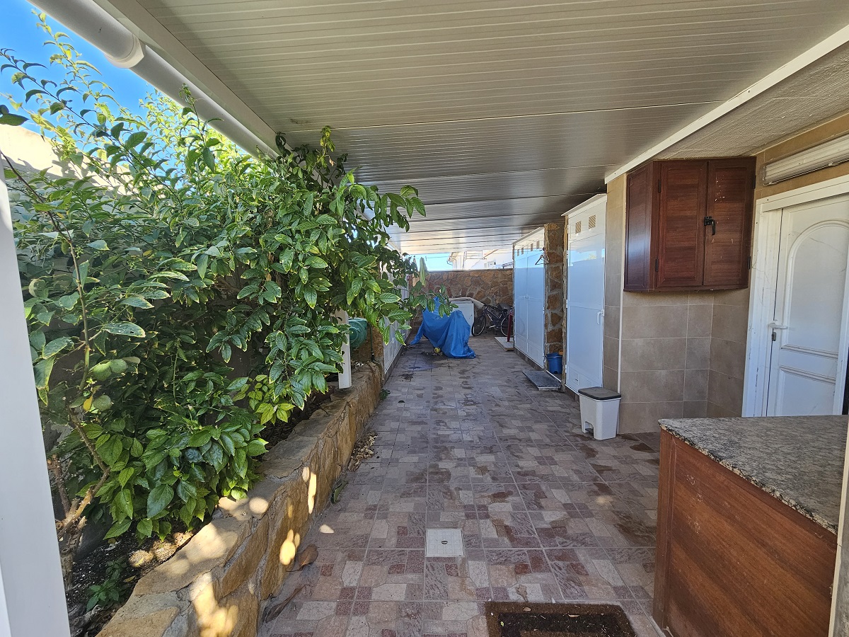 UPEA PARITALOHUVILA OMALLA UIMA-ALTAALLA LOS BALCONESISSA, TORREVIEJASSA