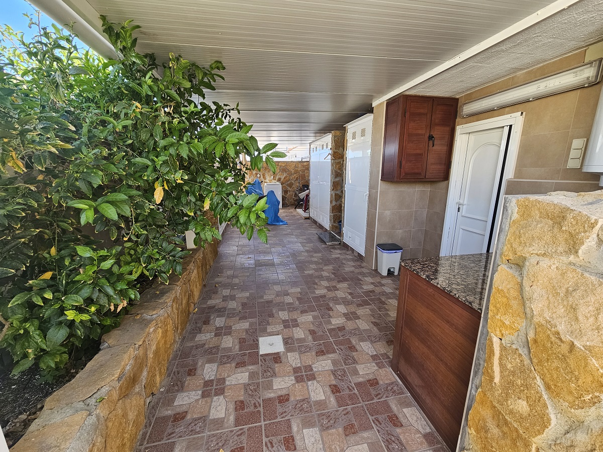 UPEA PARITALOHUVILA OMALLA UIMA-ALTAALLA LOS BALCONESISSA, TORREVIEJASSA