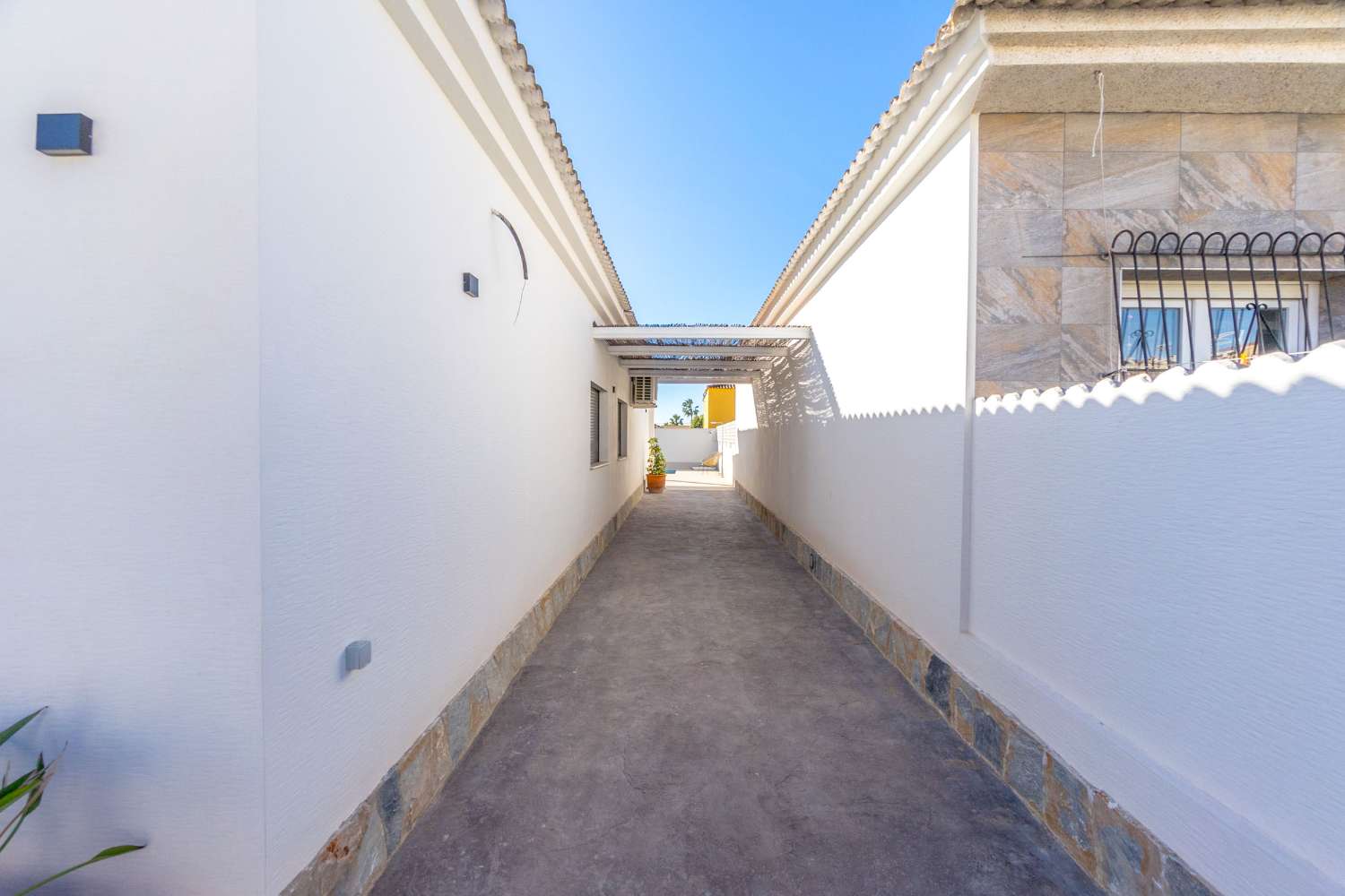 RENOVERAD LYXVILLA I EL CHAPARRAL: ELEGANS, KOMFORT OCH EFFEKTIVITET
