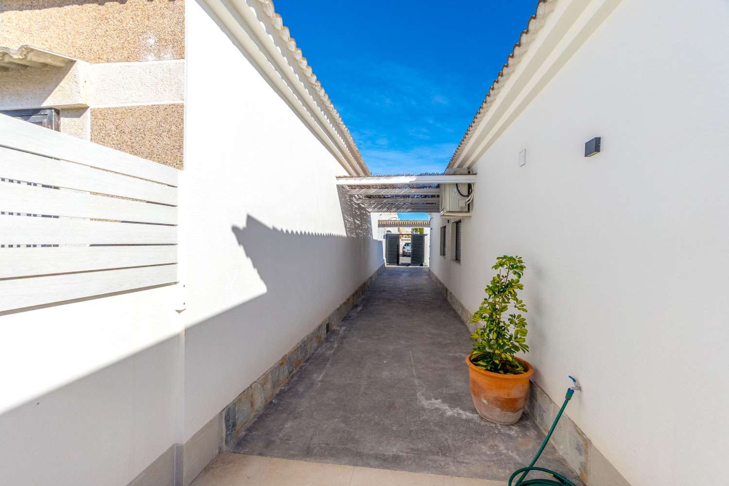 RENOVERAD LYXVILLA I EL CHAPARRAL: ELEGANS, KOMFORT OCH EFFEKTIVITET