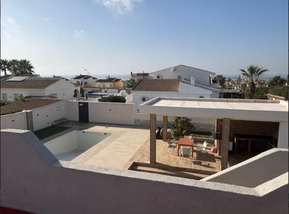 ¡CHALET INDEPENDIENTE CON AMPLIA PARCELA, PISCINA NUEVA Y VISTAS ESPECTACULARES A LA LAGUNA ROSA!