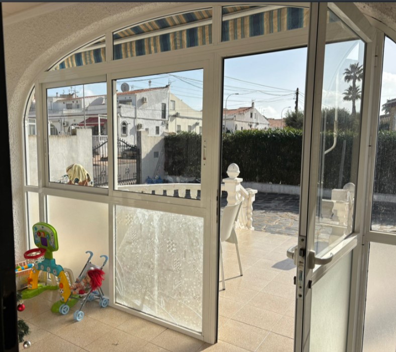 ¡CHALET INDEPENDIENTE CON AMPLIA PARCELA, PISCINA NUEVA Y VISTAS ESPECTACULARES A LA LAGUNA ROSA!