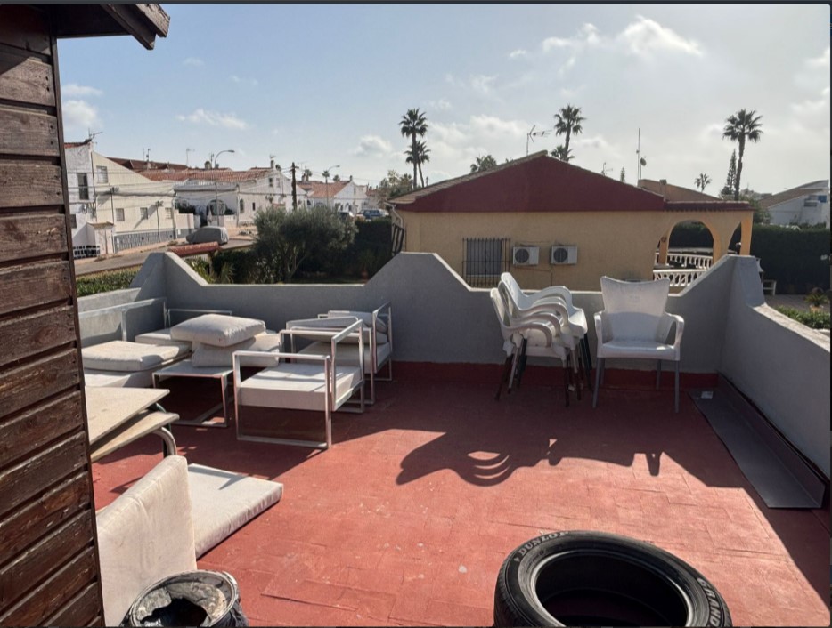 ¡CHALET INDEPENDIENTE CON AMPLIA PARCELA, PISCINA NUEVA Y VISTAS ESPECTACULARES A LA LAGUNA ROSA!