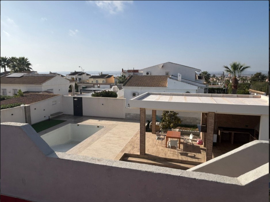 ¡CHALET INDEPENDIENTE CON AMPLIA PARCELA, PISCINA NUEVA Y VISTAS ESPECTACULARES A LA LAGUNA ROSA!