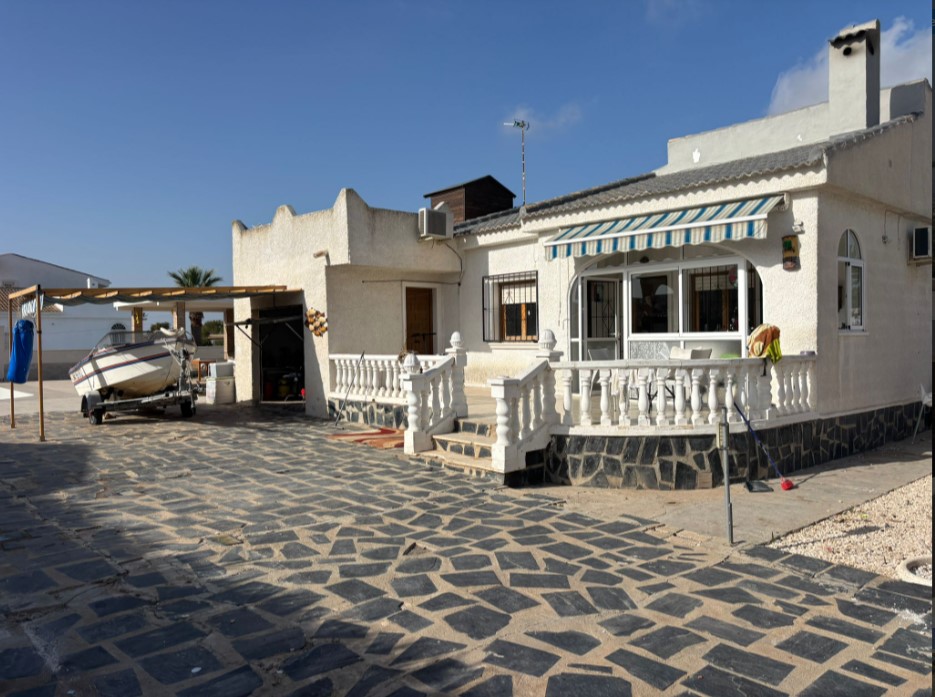 ¡CHALET INDEPENDIENTE CON AMPLIA PARCELA, PISCINA NUEVA Y VISTAS ESPECTACULARES A LA LAGUNA ROSA!