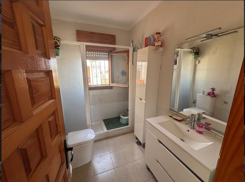 ¡CHALET INDEPENDIENTE CON AMPLIA PARCELA, PISCINA NUEVA Y VISTAS ESPECTACULARES A LA LAGUNA ROSA!