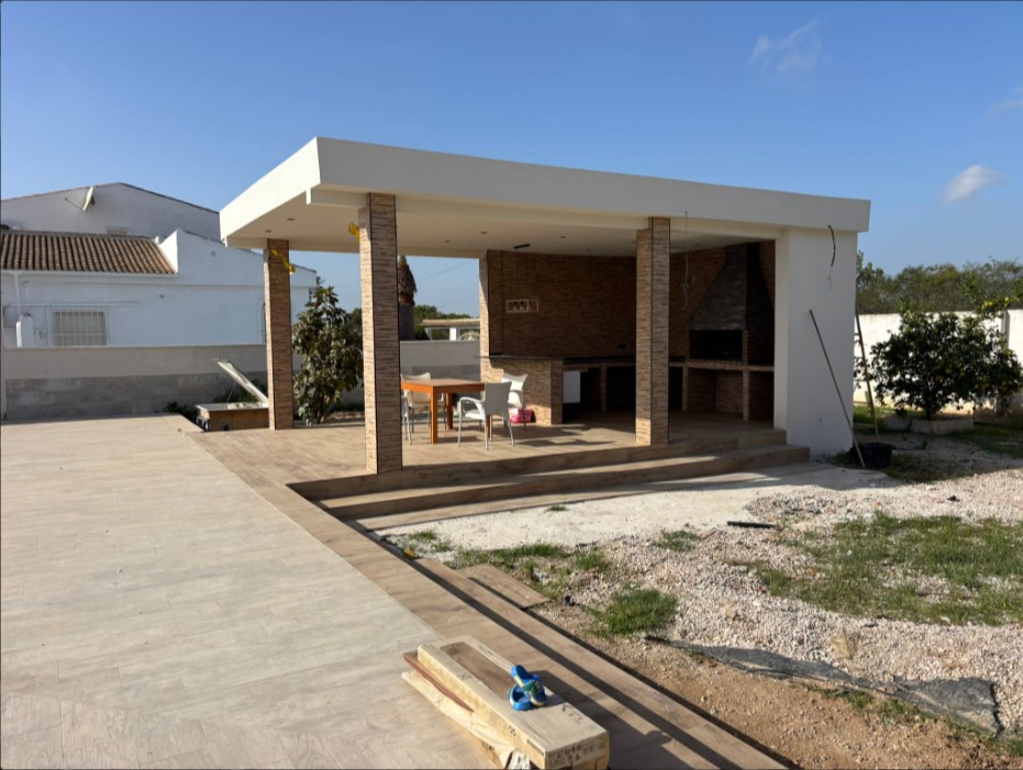 ¡CHALET INDEPENDIENTE CON AMPLIA PARCELA, PISCINA NUEVA Y VISTAS ESPECTACULARES A LA LAGUNA ROSA!