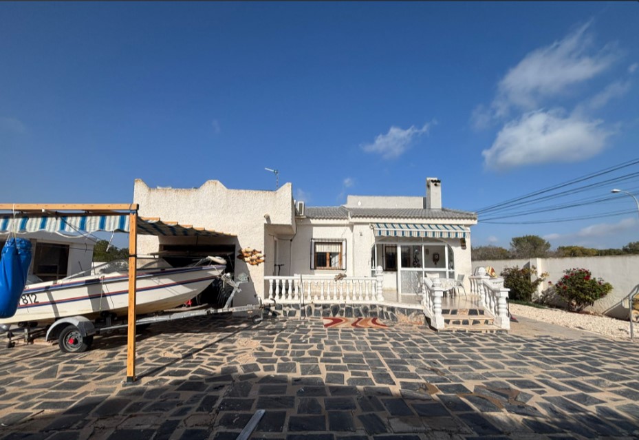 ¡CHALET INDEPENDIENTE CON AMPLIA PARCELA, PISCINA NUEVA Y VISTAS ESPECTACULARES A LA LAGUNA ROSA!