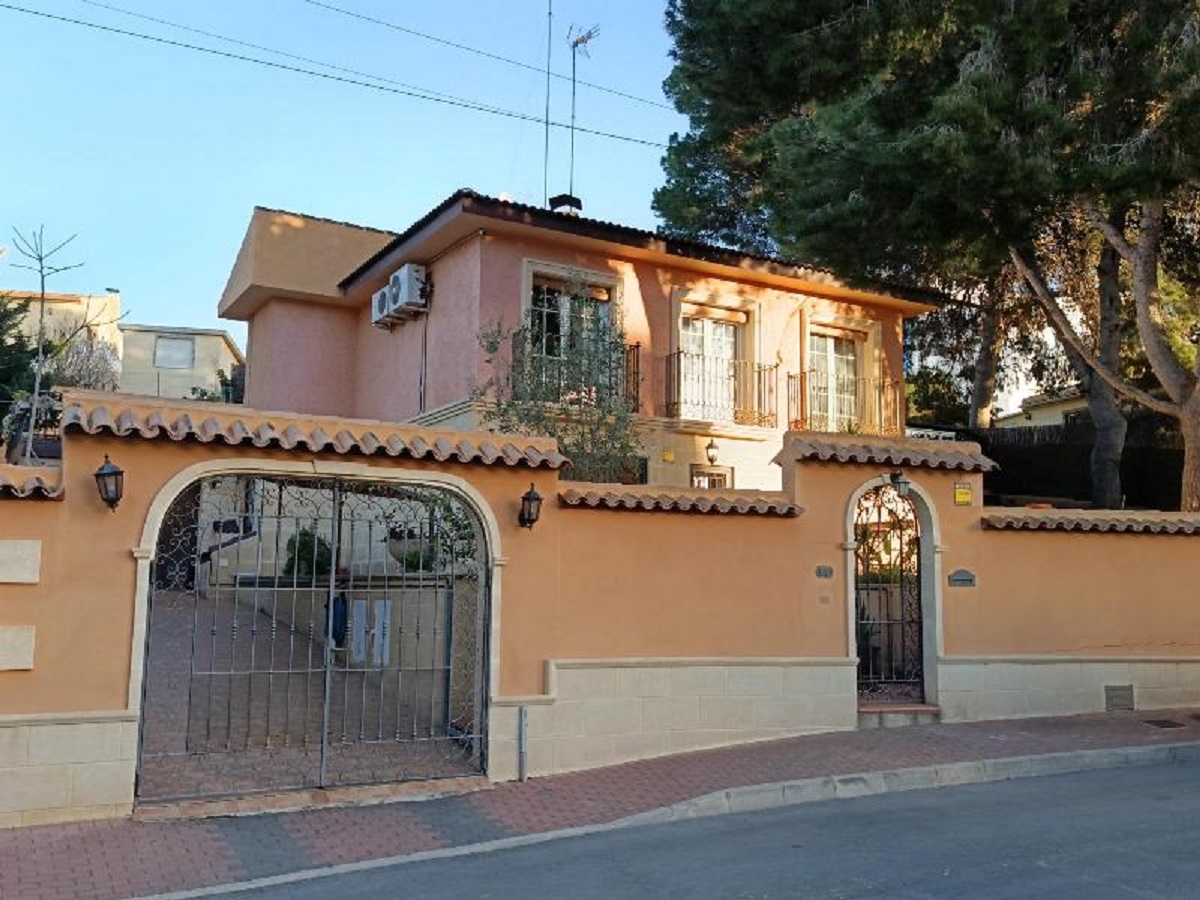 ESPECTACULAR CHALET INDEPENDIENTE EN LOS BALCONES CON PISCINA PRIVADA