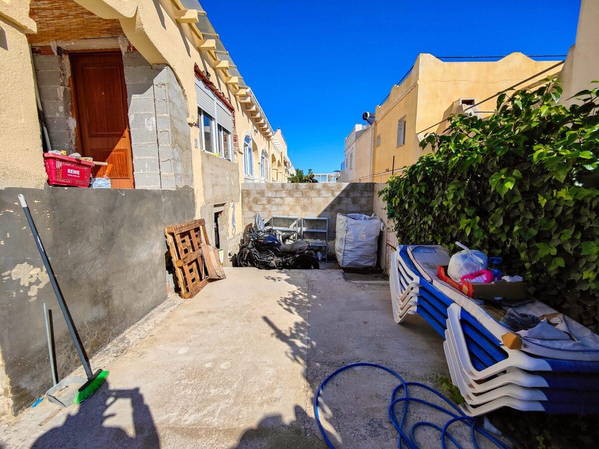 STUNNING CORNER SEMI-DETACHED HOUSE WITH PRIVATE POOL AND SOLARIUM IN SAN MIGUEL DE SALINAS!