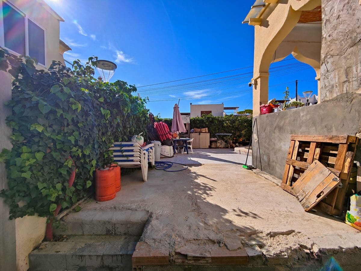 STUNNING CORNER SEMI-DETACHED HOUSE WITH PRIVATE POOL AND SOLARIUM IN SAN MIGUEL DE SALINAS!