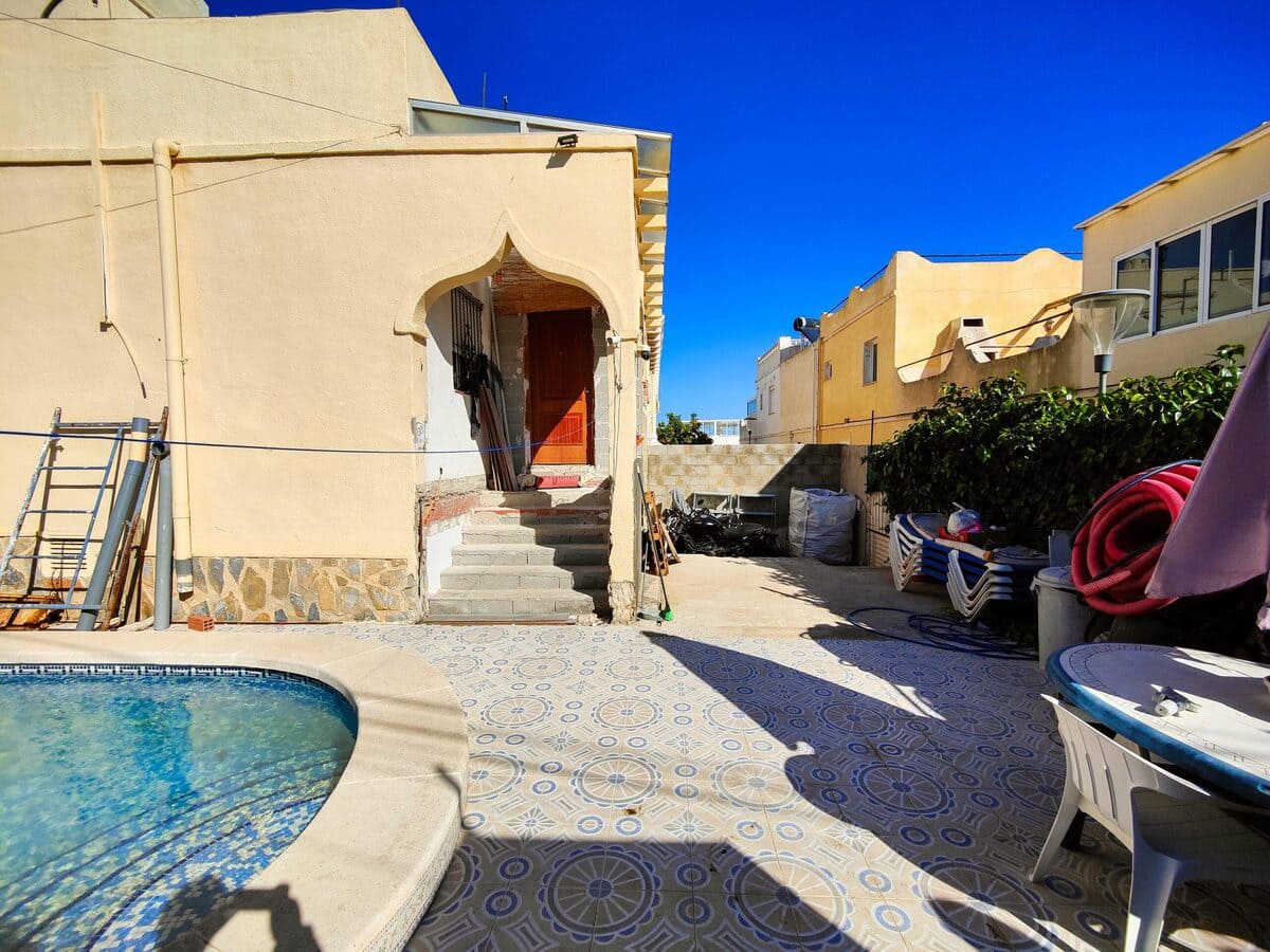 STUNNING CORNER SEMI-DETACHED HOUSE WITH PRIVATE POOL AND SOLARIUM IN SAN MIGUEL DE SALINAS!