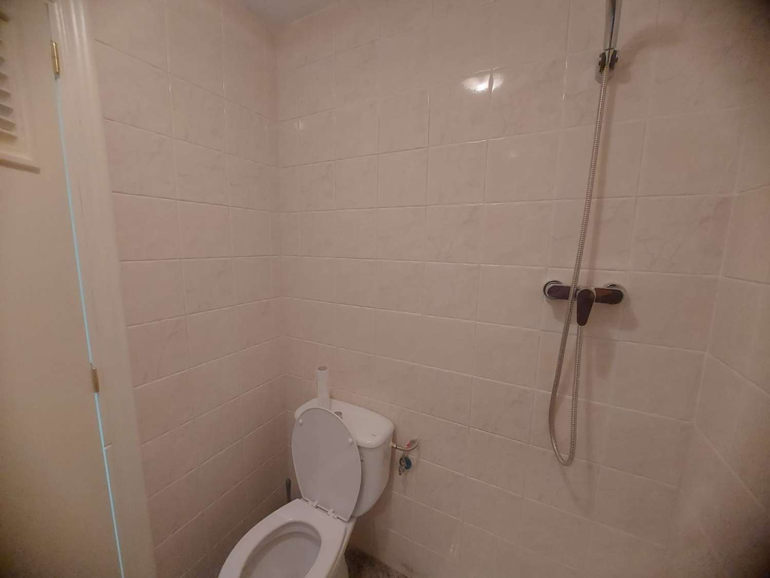 AMPLIA VIVIENDA UNIFAMILIAR CON SOLÁRIUM, BARBACOA Y GRAN ESPACIO DE APARCAMIENTO
