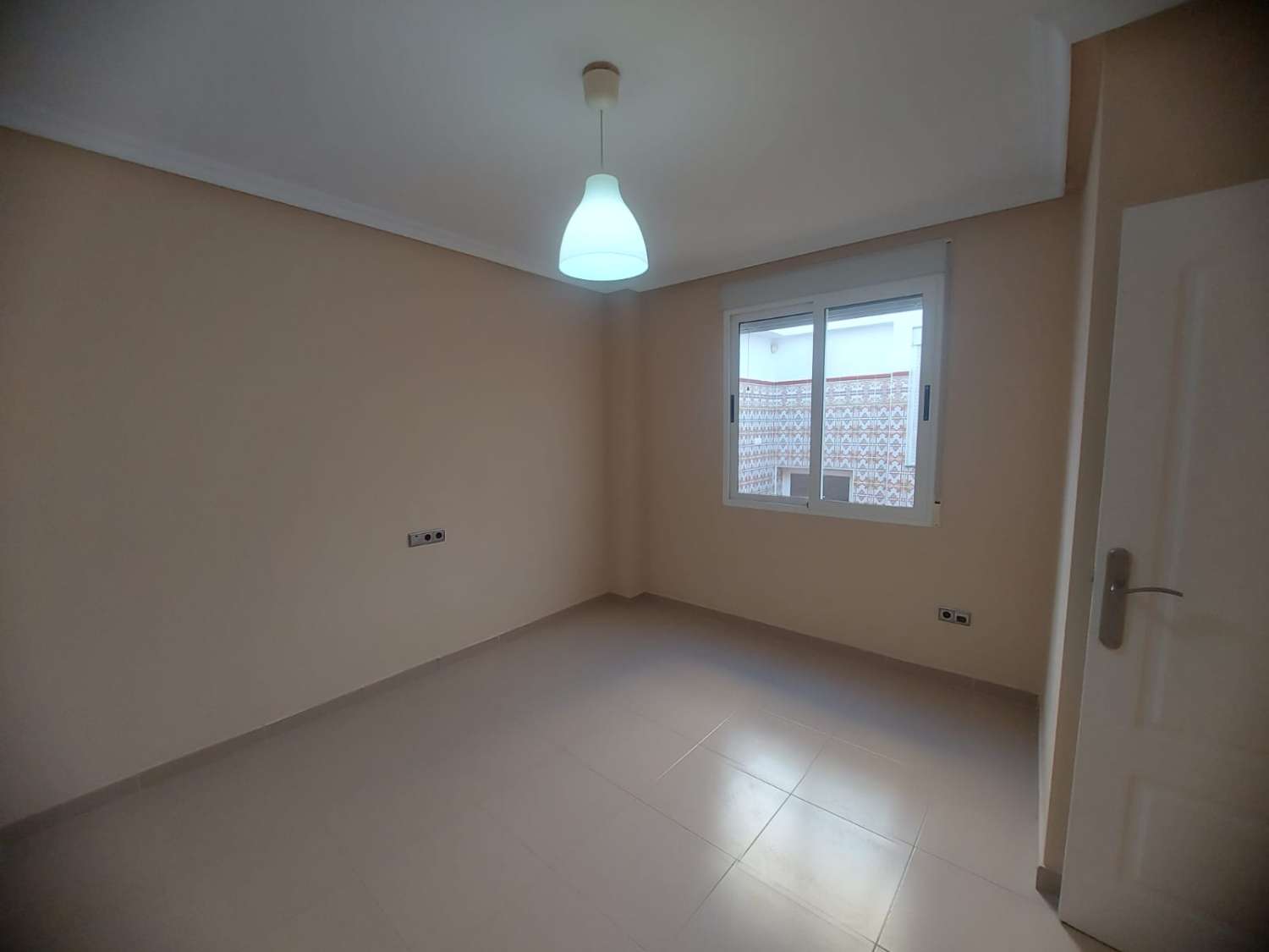 AMPLIA VIVIENDA UNIFAMILIAR CON SOLÁRIUM, BARBACOA Y GRAN ESPACIO DE APARCAMIENTO