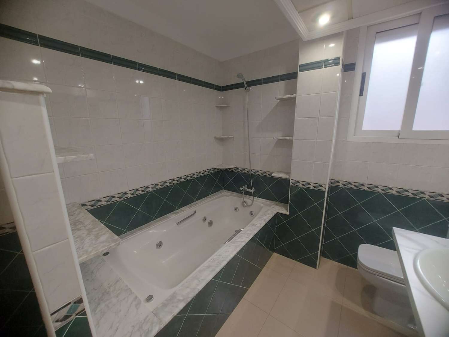 AMPLIA VIVIENDA UNIFAMILIAR CON SOLÁRIUM, BARBACOA Y GRAN ESPACIO DE APARCAMIENTO