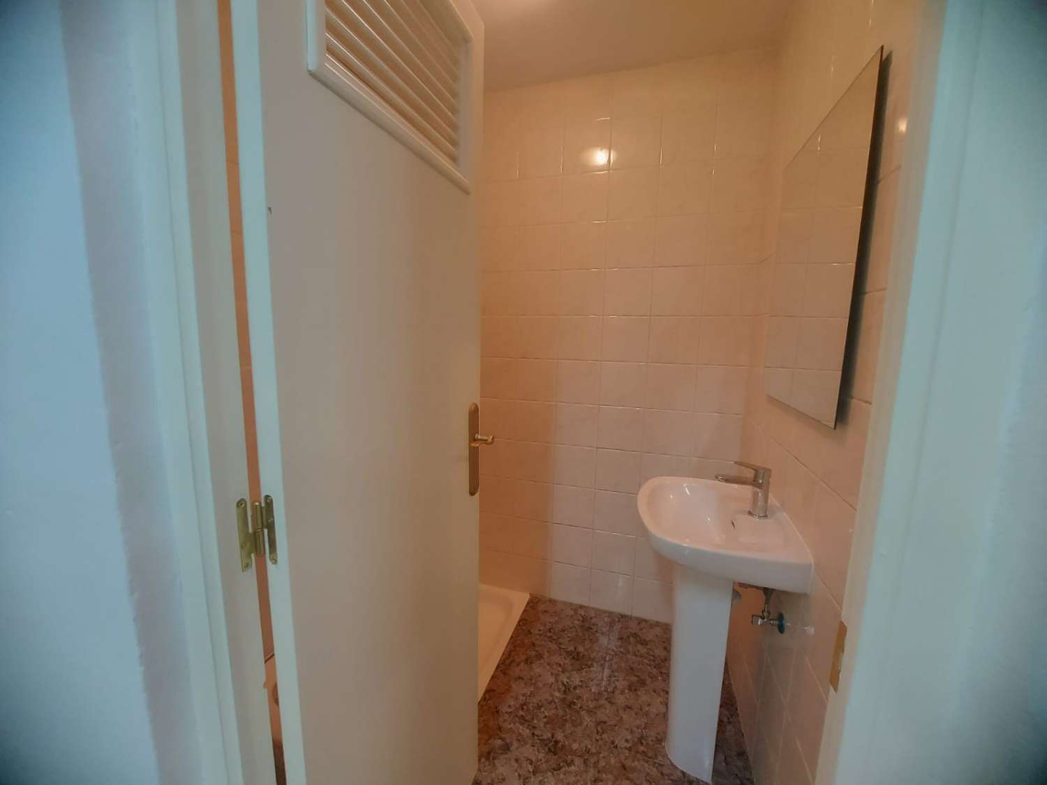 AMPLIA VIVIENDA UNIFAMILIAR CON SOLÁRIUM, BARBACOA Y GRAN ESPACIO DE APARCAMIENTO