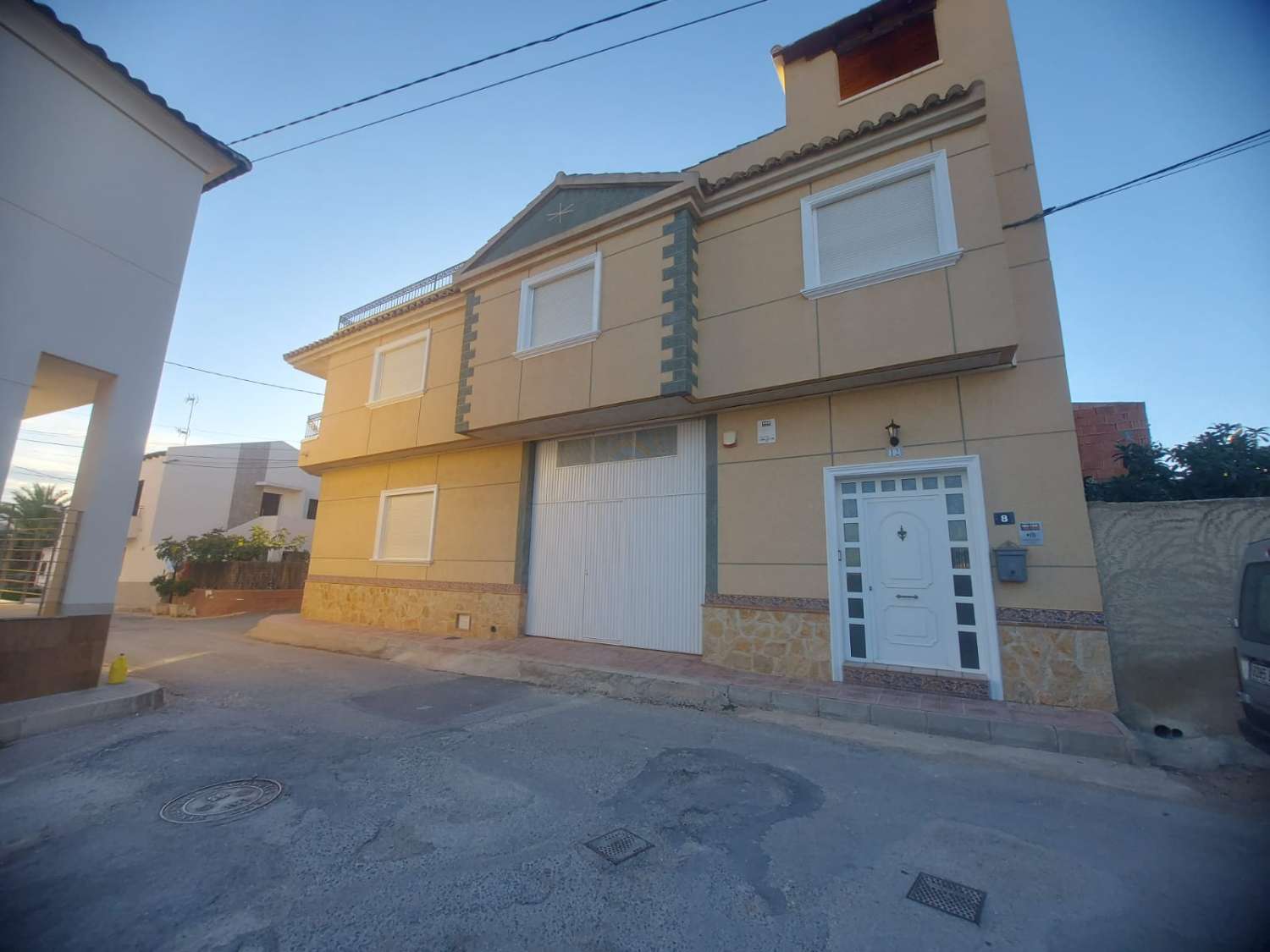 AMPLIA VIVIENDA UNIFAMILIAR CON SOLÁRIUM, BARBACOA Y GRAN ESPACIO DE APARCAMIENTO