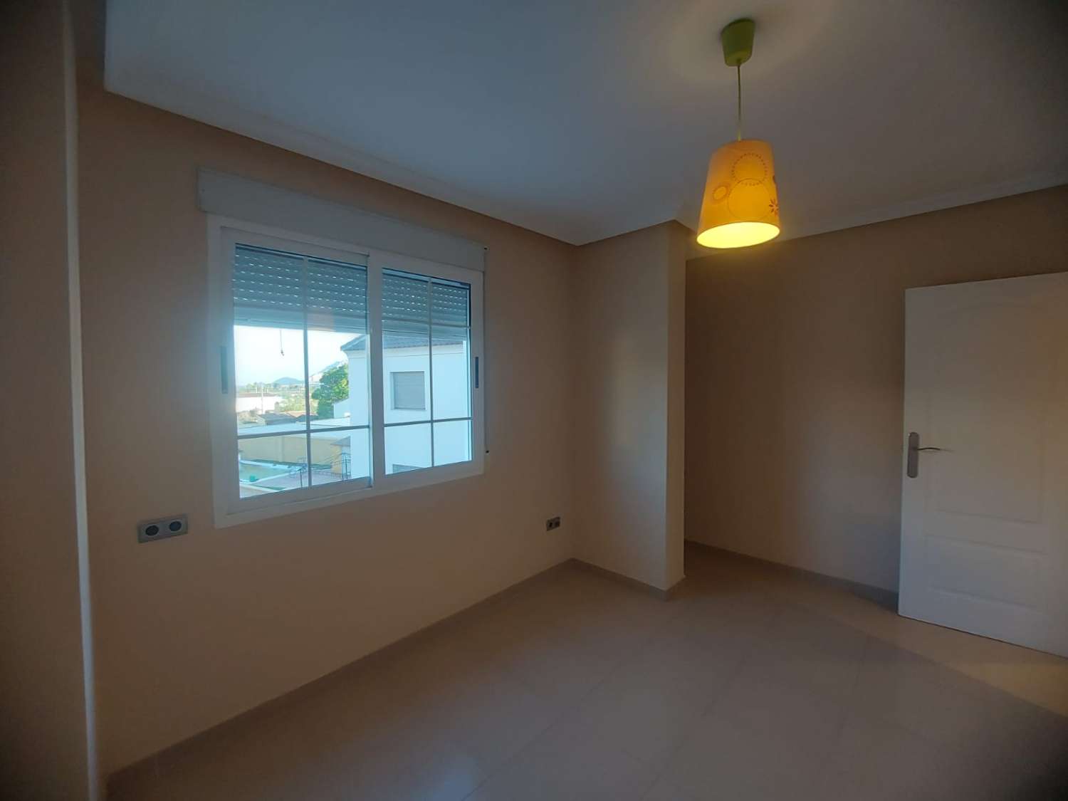 AMPLIA VIVIENDA UNIFAMILIAR CON SOLÁRIUM, BARBACOA Y GRAN ESPACIO DE APARCAMIENTO