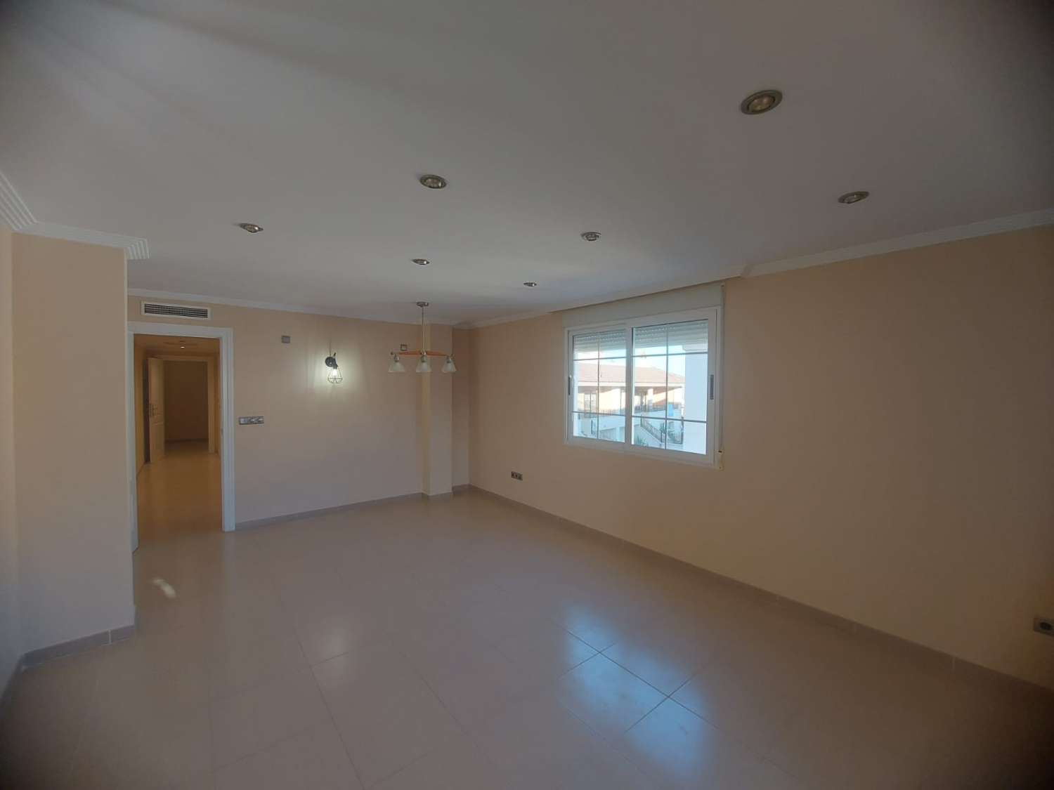 AMPLIA VIVIENDA UNIFAMILIAR CON SOLÁRIUM, BARBACOA Y GRAN ESPACIO DE APARCAMIENTO