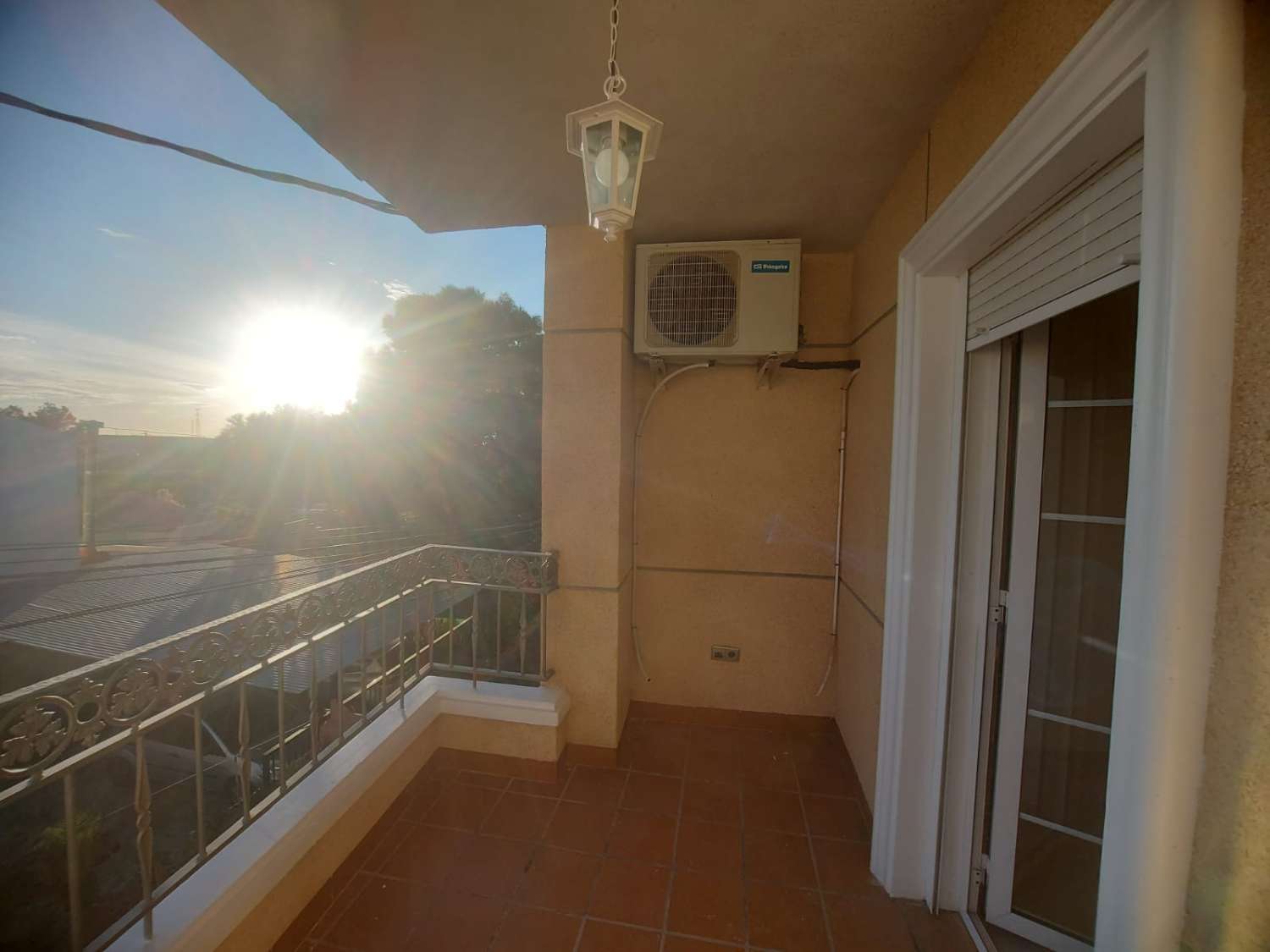 AMPLIA VIVIENDA UNIFAMILIAR CON SOLÁRIUM, BARBACOA Y GRAN ESPACIO DE APARCAMIENTO