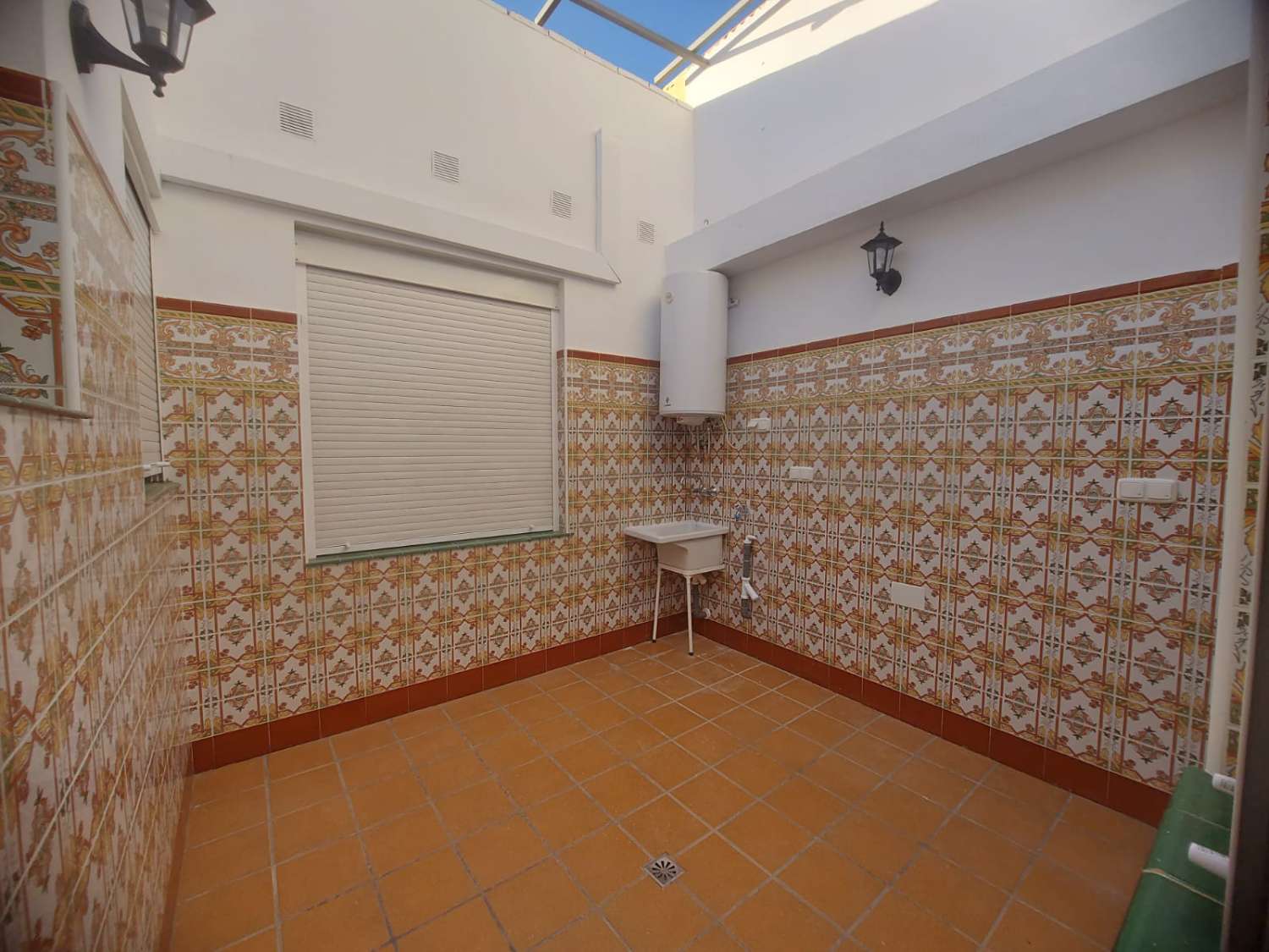 AMPLIA VIVIENDA UNIFAMILIAR CON SOLÁRIUM, BARBACOA Y GRAN ESPACIO DE APARCAMIENTO