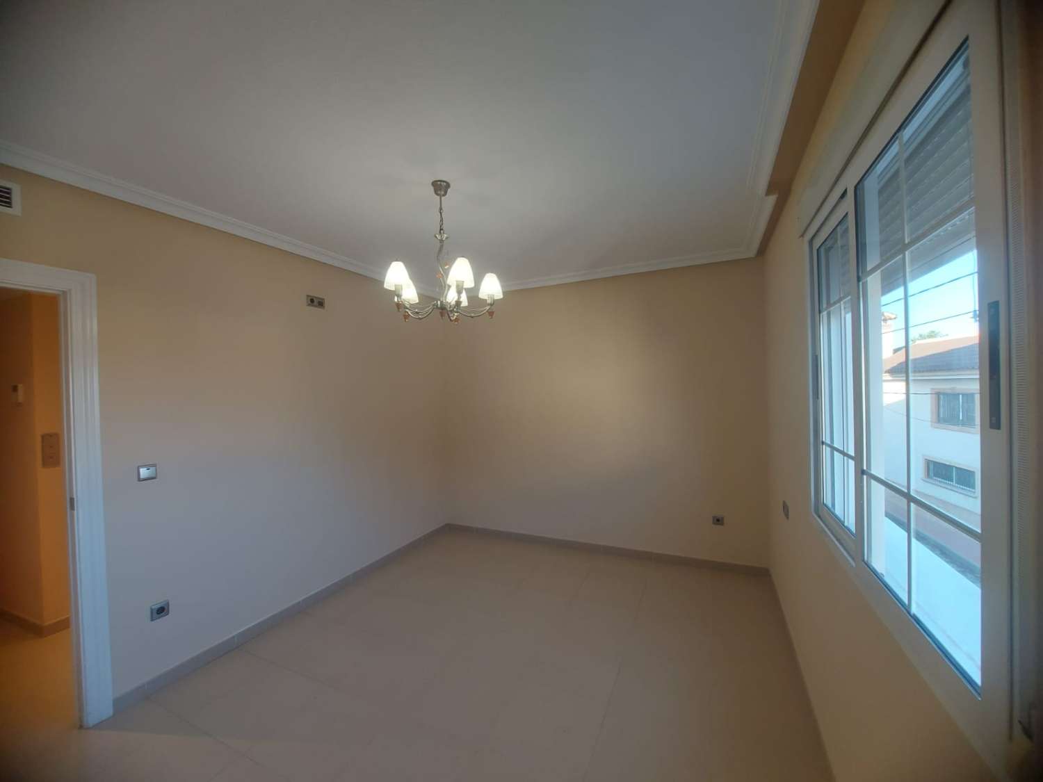 AMPLIA VIVIENDA UNIFAMILIAR CON SOLÁRIUM, BARBACOA Y GRAN ESPACIO DE APARCAMIENTO