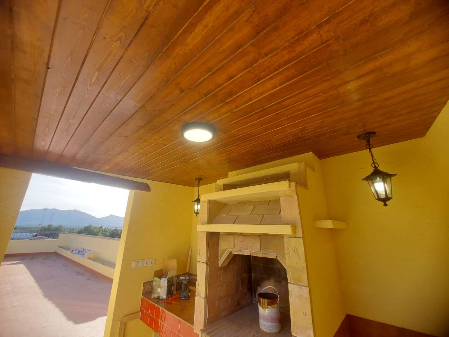 AMPLIA VIVIENDA UNIFAMILIAR CON SOLÁRIUM, BARBACOA Y GRAN ESPACIO DE APARCAMIENTO