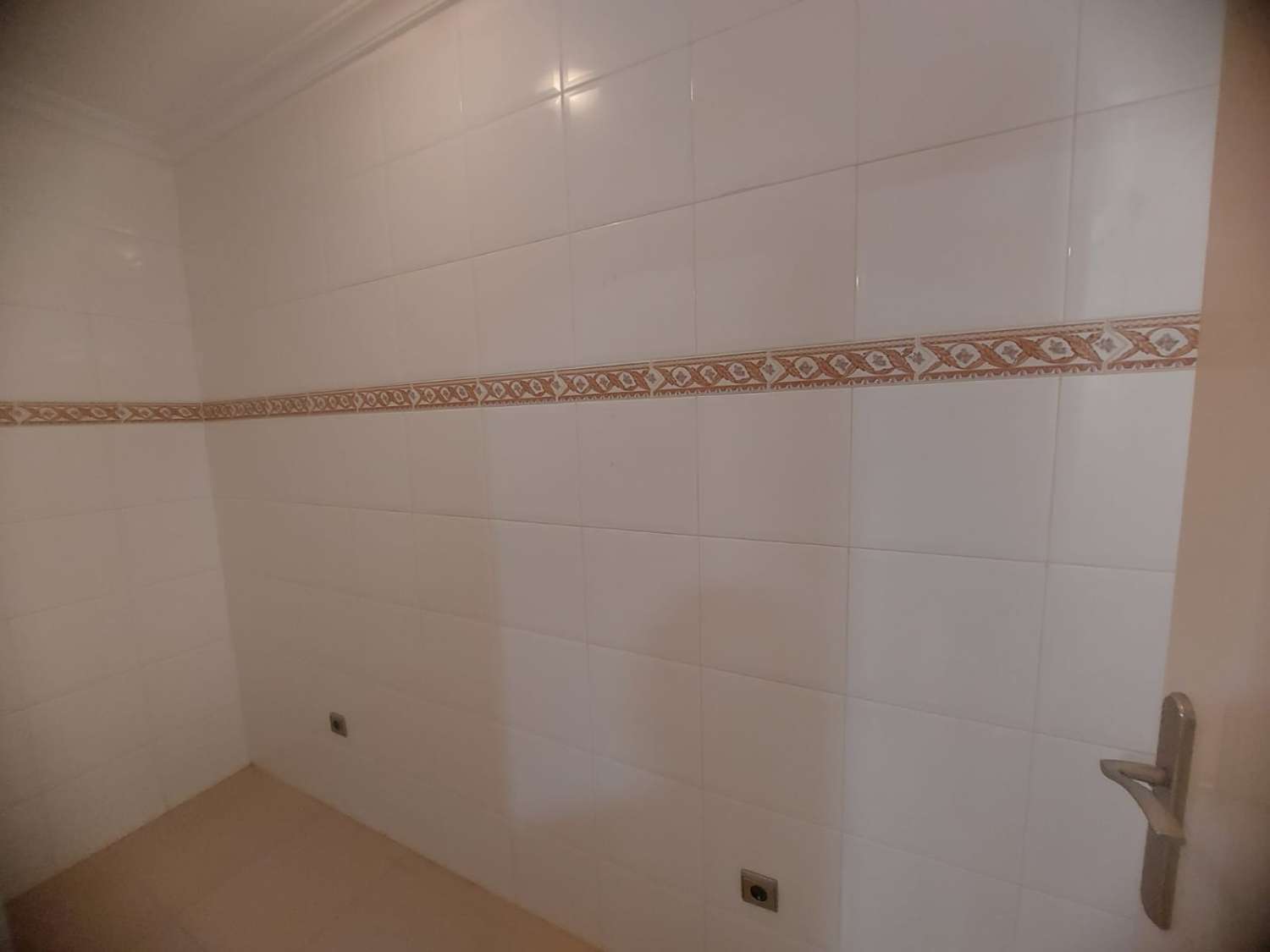 AMPLIA VIVIENDA UNIFAMILIAR CON SOLÁRIUM, BARBACOA Y GRAN ESPACIO DE APARCAMIENTO