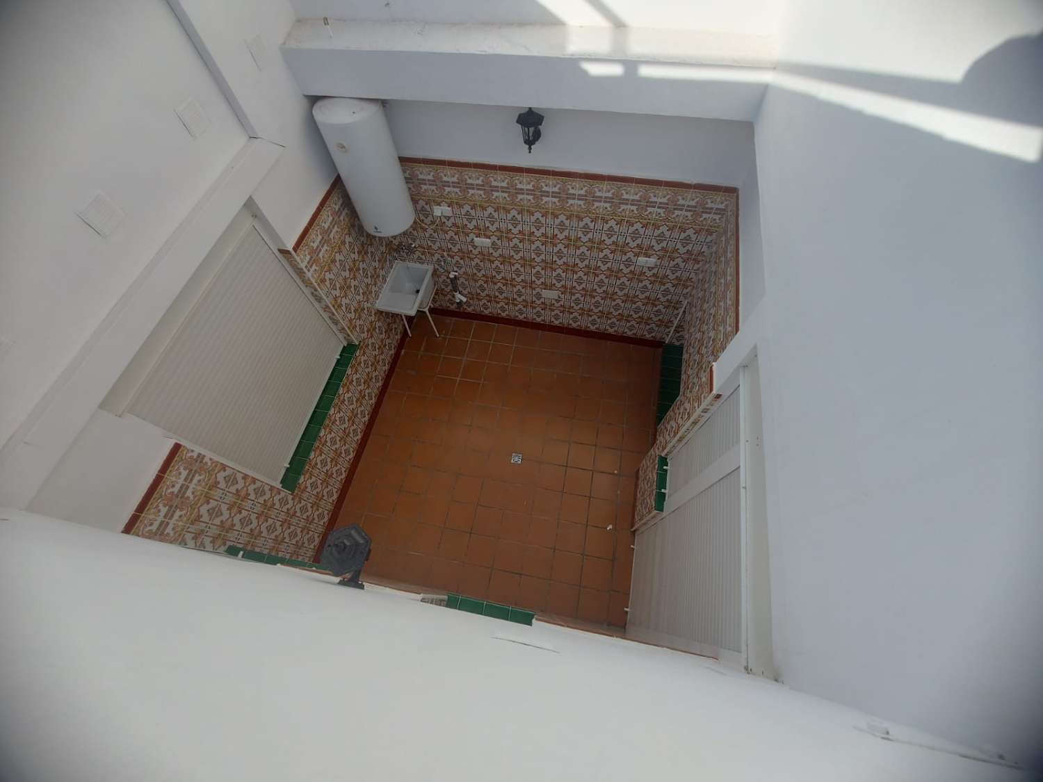 AMPLIA VIVIENDA UNIFAMILIAR CON SOLÁRIUM, BARBACOA Y GRAN ESPACIO DE APARCAMIENTO