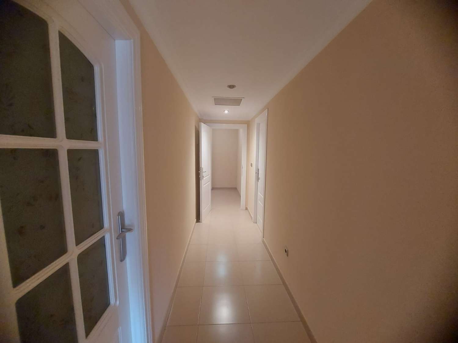AMPLIA VIVIENDA UNIFAMILIAR CON SOLÁRIUM, BARBACOA Y GRAN ESPACIO DE APARCAMIENTO