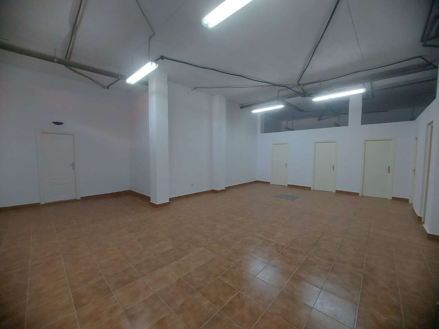 AMPLIA VIVIENDA UNIFAMILIAR CON SOLÁRIUM, BARBACOA Y GRAN ESPACIO DE APARCAMIENTO
