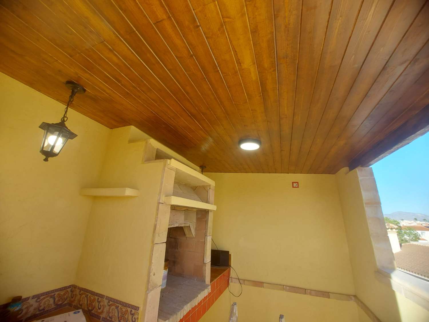 AMPLIA VIVIENDA UNIFAMILIAR CON SOLÁRIUM, BARBACOA Y GRAN ESPACIO DE APARCAMIENTO