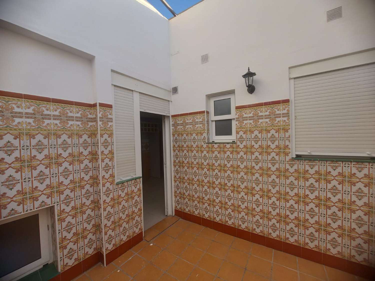 AMPLIA VIVIENDA UNIFAMILIAR CON SOLÁRIUM, BARBACOA Y GRAN ESPACIO DE APARCAMIENTO