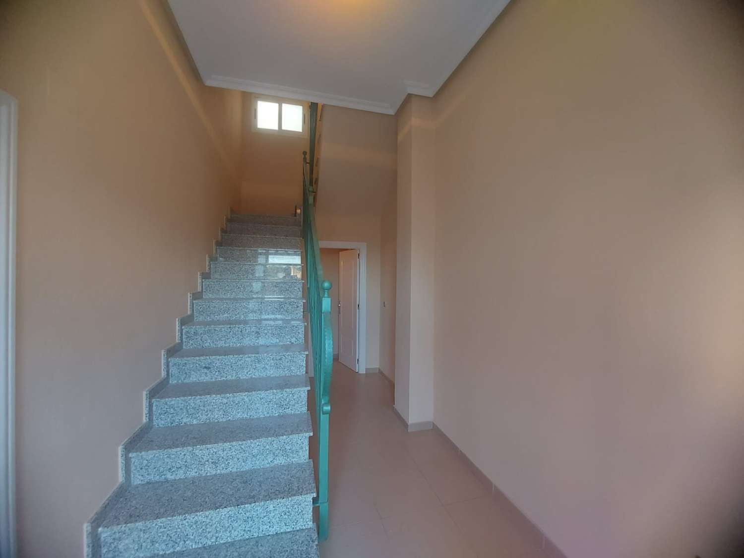 AMPLIA VIVIENDA UNIFAMILIAR CON SOLÁRIUM, BARBACOA Y GRAN ESPACIO DE APARCAMIENTO
