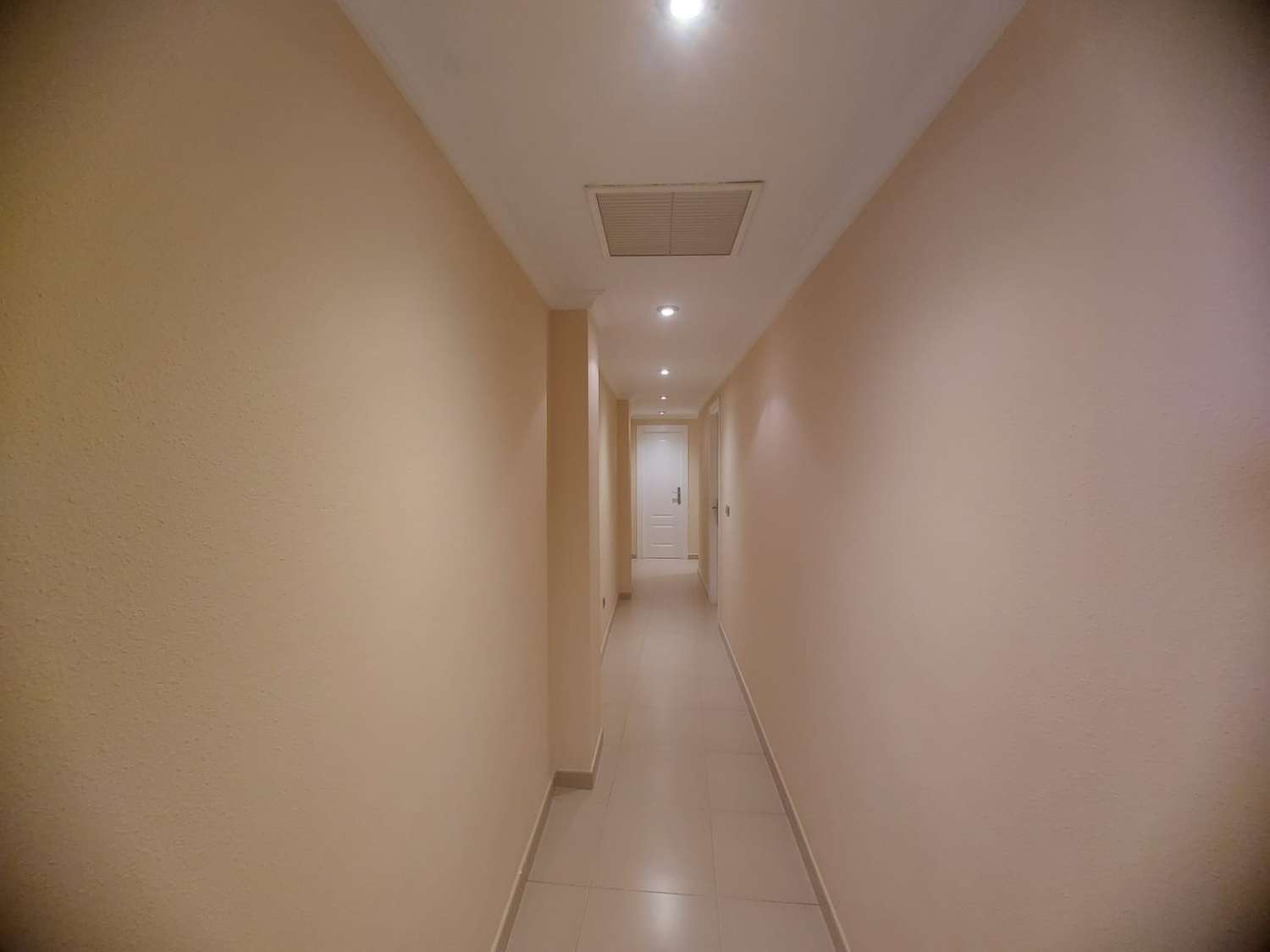 AMPLIA VIVIENDA UNIFAMILIAR CON SOLÁRIUM, BARBACOA Y GRAN ESPACIO DE APARCAMIENTO