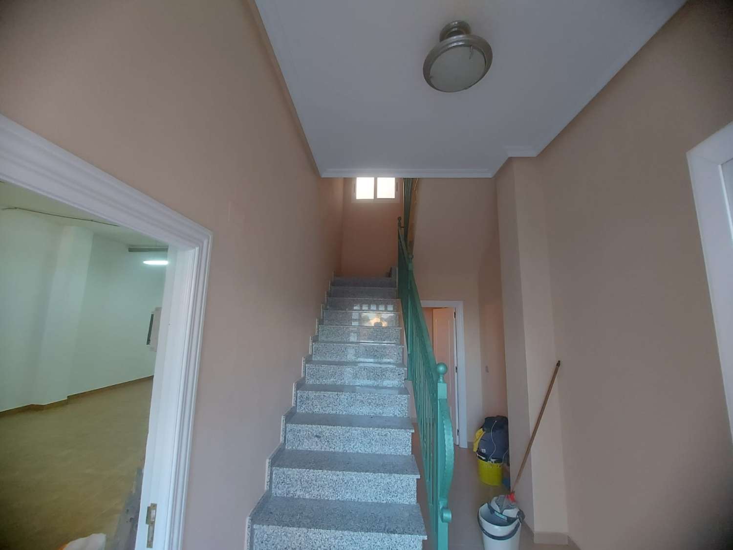 AMPLIA VIVIENDA UNIFAMILIAR CON SOLÁRIUM, BARBACOA Y GRAN ESPACIO DE APARCAMIENTO