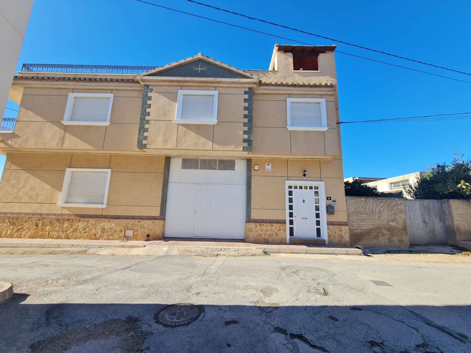 AMPLIA VIVIENDA UNIFAMILIAR CON SOLÁRIUM, BARBACOA Y GRAN ESPACIO DE APARCAMIENTO