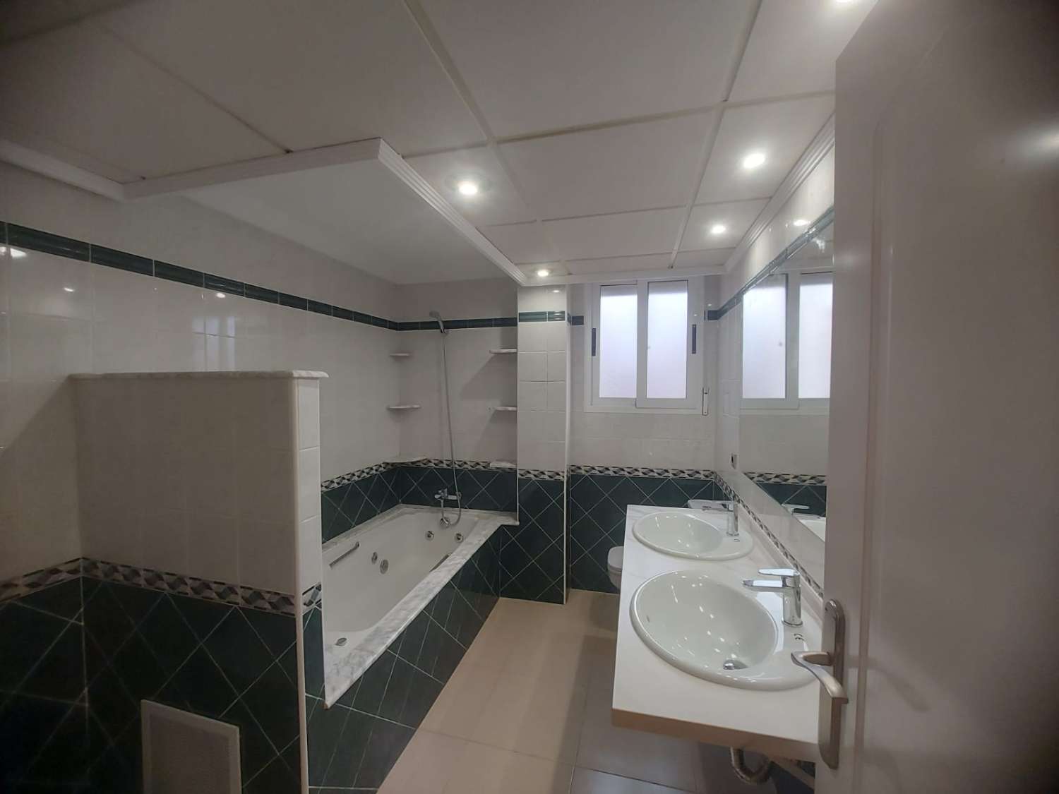 AMPLIA VIVIENDA UNIFAMILIAR CON SOLÁRIUM, BARBACOA Y GRAN ESPACIO DE APARCAMIENTO